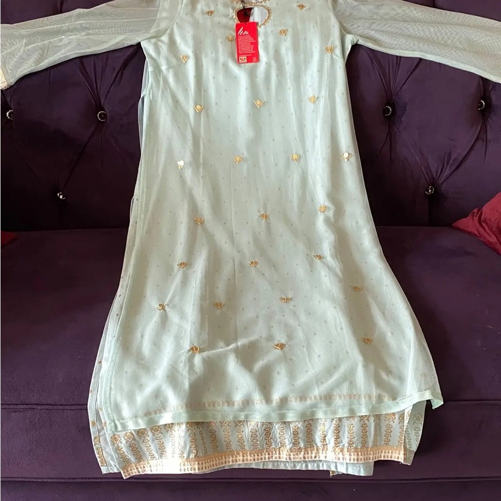 Beautiful size 8 Indian kurta, brand new, tags intact.